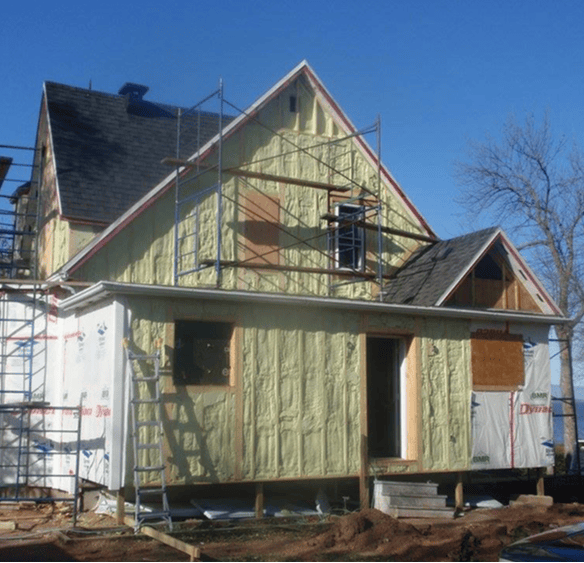 Application de mousse polyuréthane sur les murs extérieurs d'une maison en construction à Québec